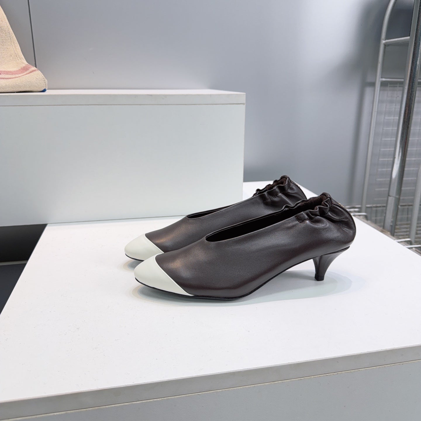 26S COLOR-BLOCK HIGH HEELS 45 MM IN DARK BROWN LAMBSKIN