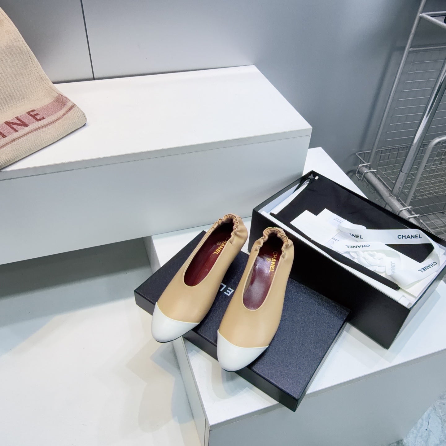 CHANEL 26S COLOR-BLOCK HIGH HEELS 45 MM IN BEIGE LAMBSKIN