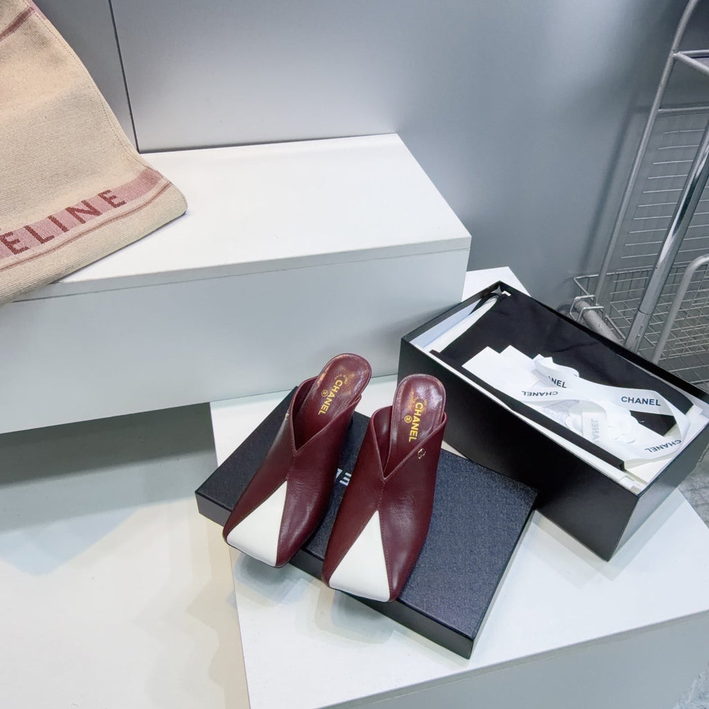 CHANEL 26S HIGH-HEEL MULES 70 MM IN WHITE AND RED LAMBSKIN