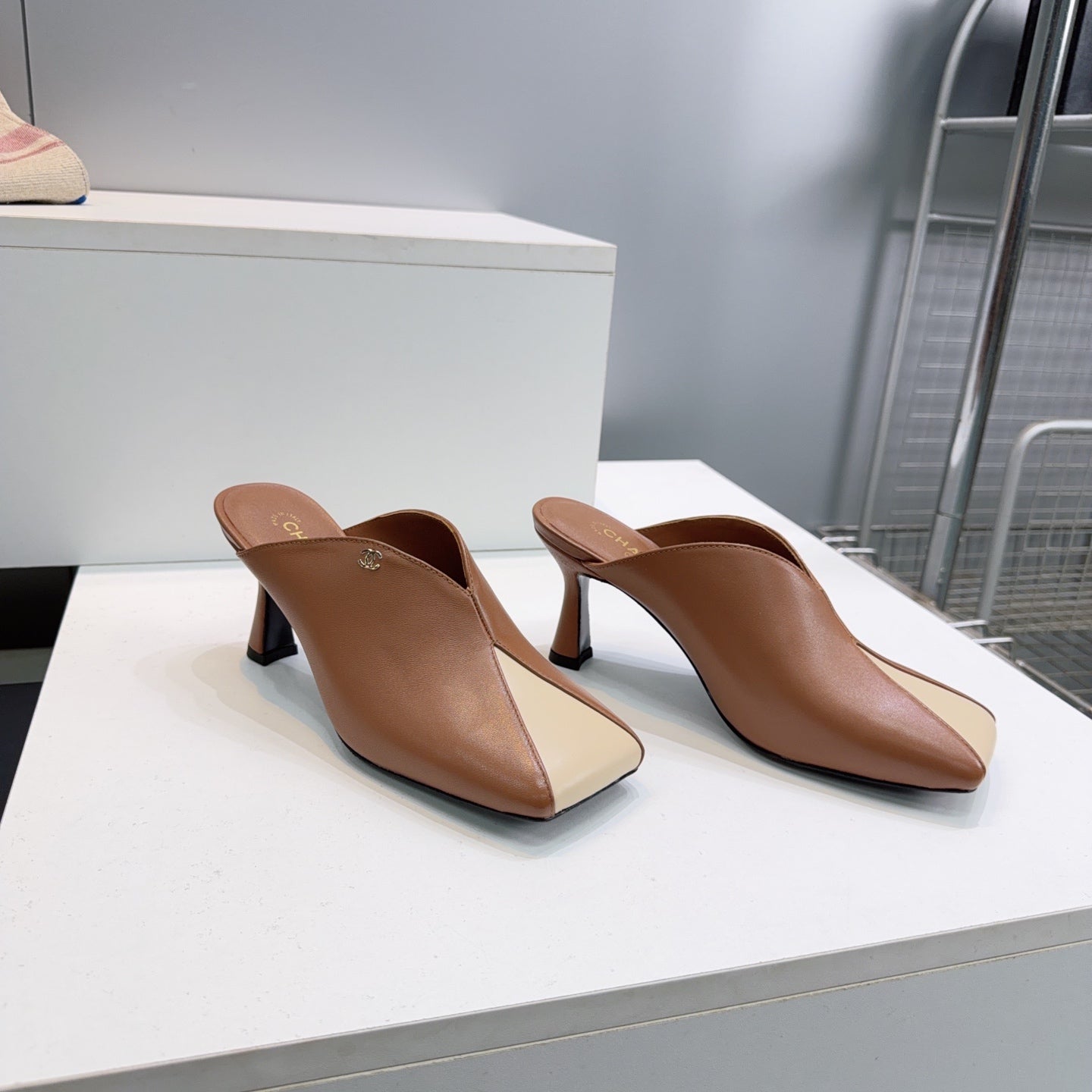 CHANEL 26S HIGH-HEEL MULES 70 MM IN BROWN AND BEIGE LAMBSKIN