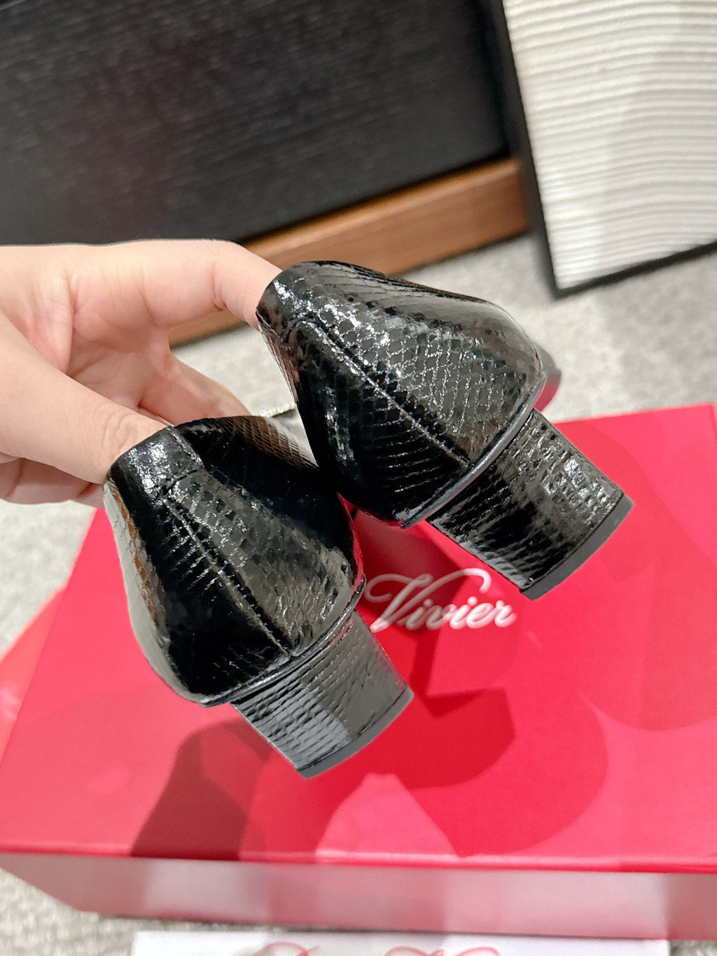 BELLE VIVIER PUMPS IN BLACK LIZARD EMBOSSED CALFSKIN