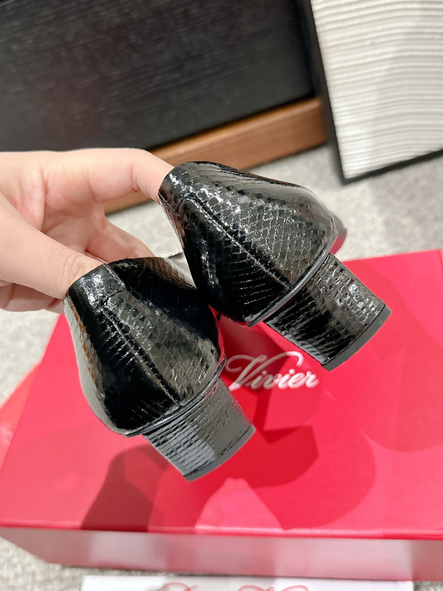 BELLE VIVIER PUMPS IN BLACK LIZARD EMBOSSED CALFSKIN