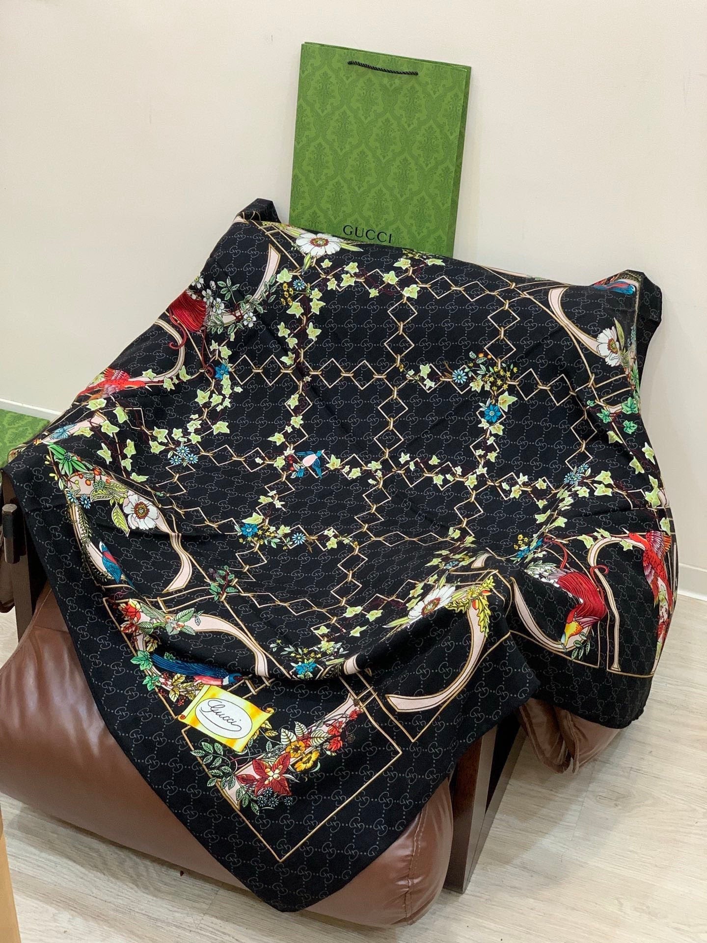 GUCCI 26S SCARF 140 IN CASHMERE AND SILK 250179
