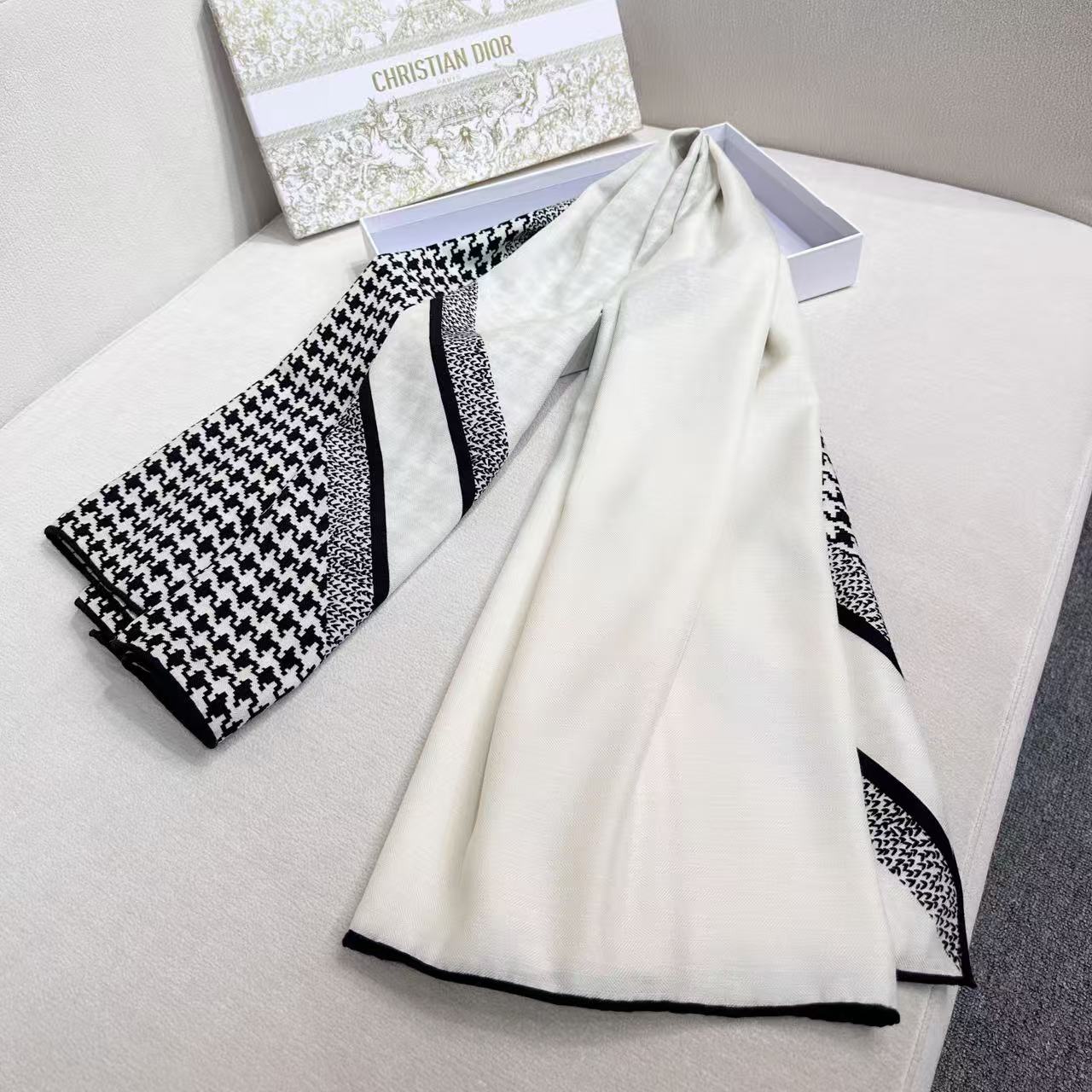 DIOR 26S SCARF 135CM IN CASHMERE SILK 309772