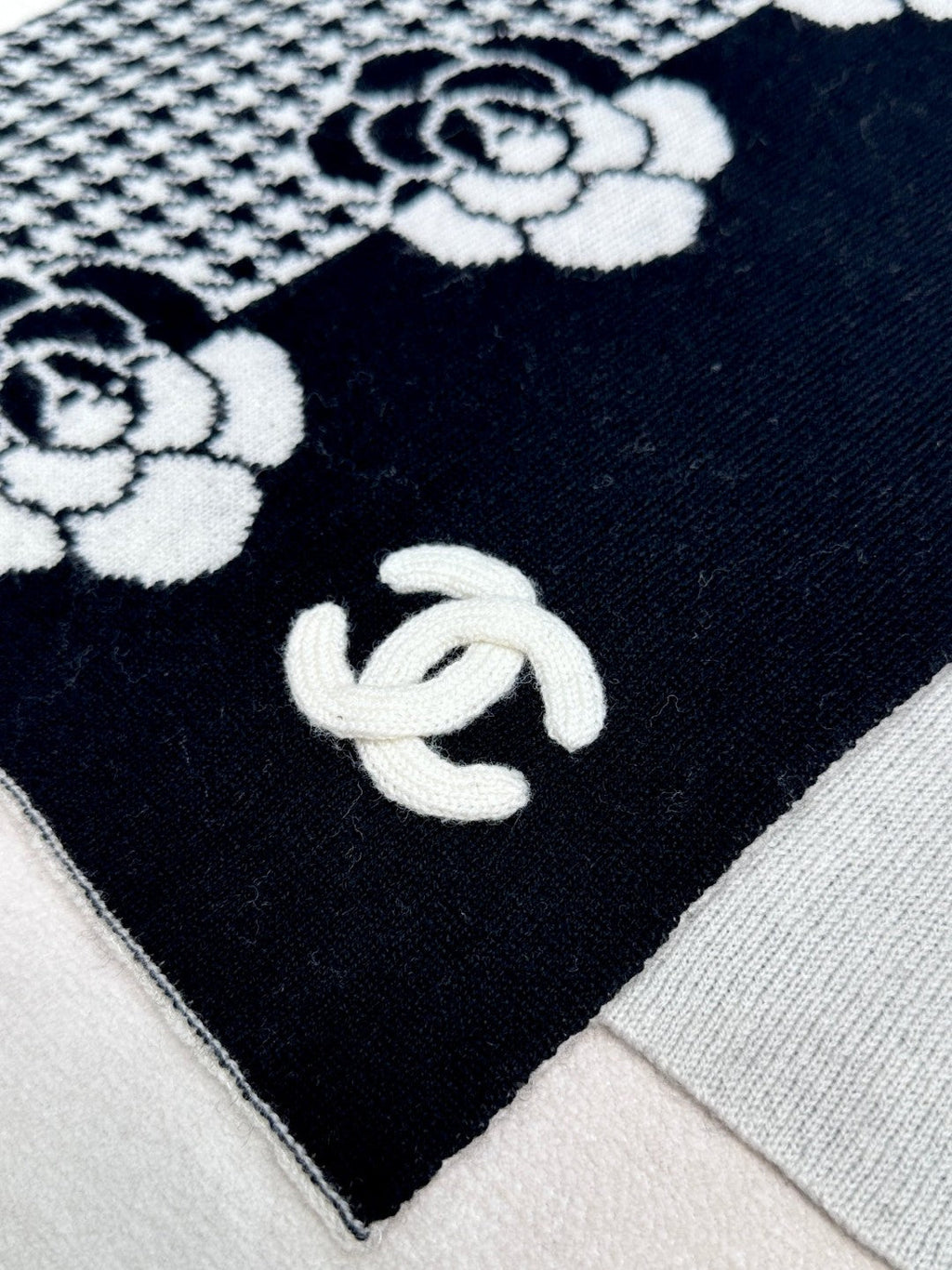 CHANEL 26S SCARF 180 IN CASHMERE 311827