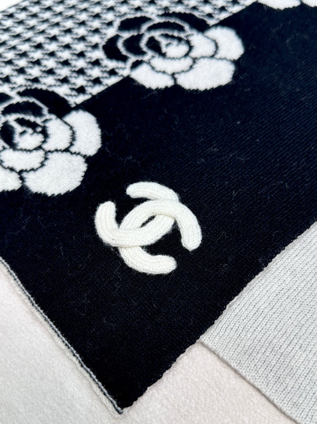 CHANEL 26S SCARF 180 IN CASHMERE 311827