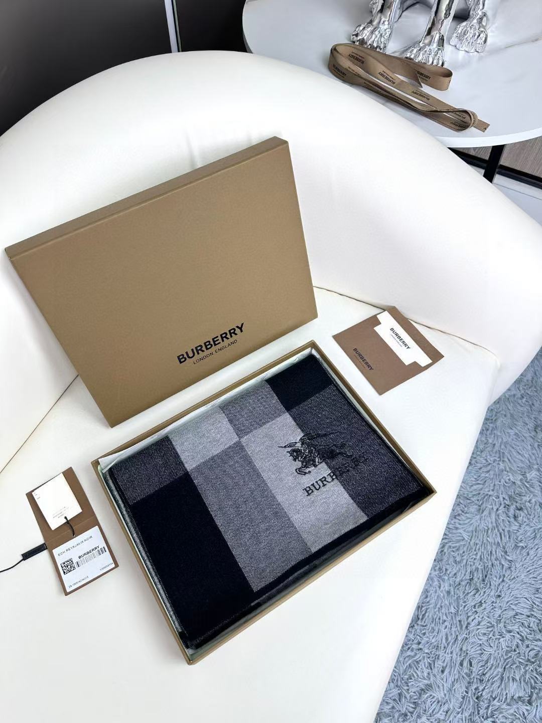 BURBERRY 26S SCARF 180CM IN CASHMERE 303179