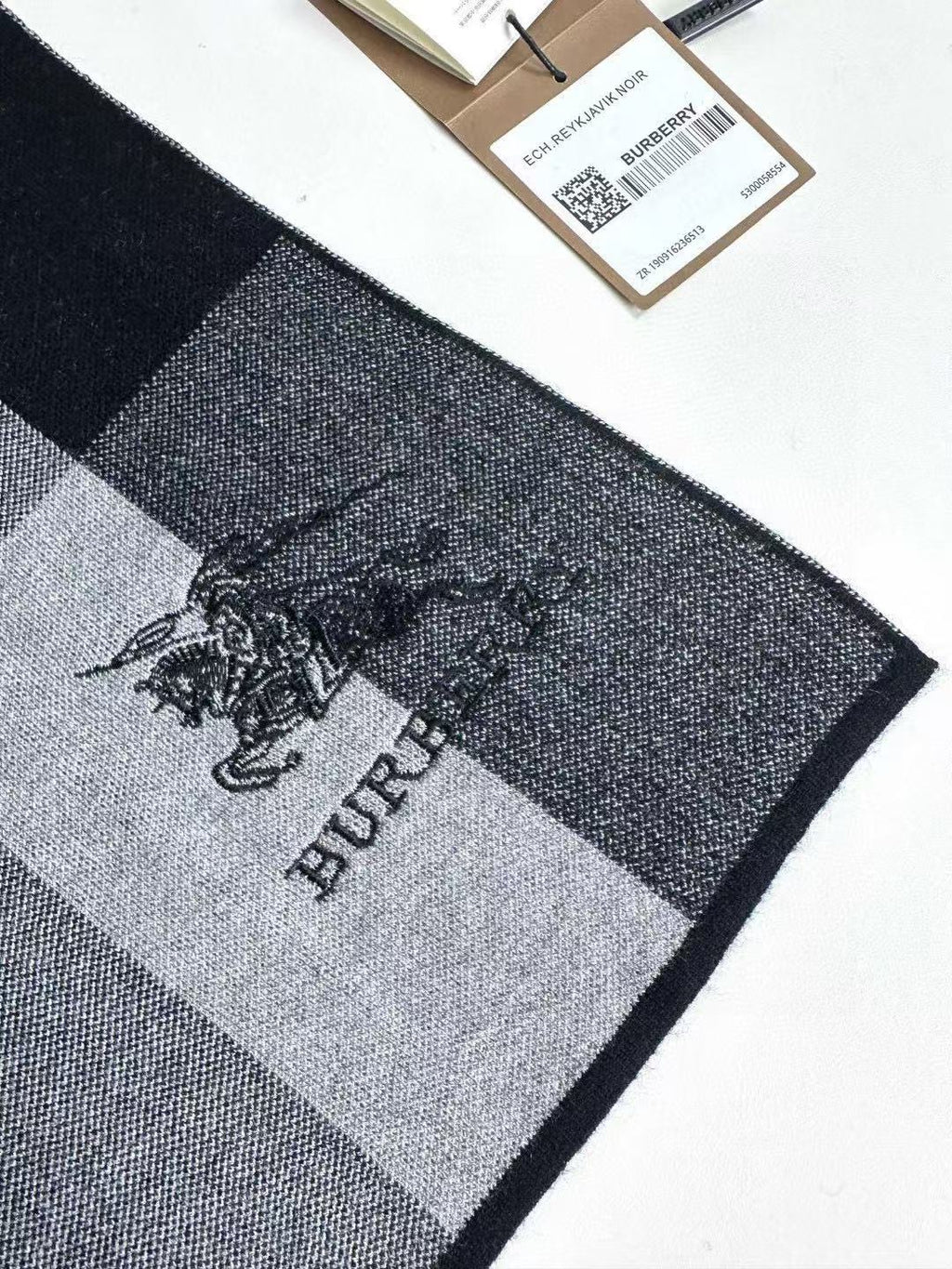 BURBERRY 26S SCARF 180CM IN CASHMERE 303179