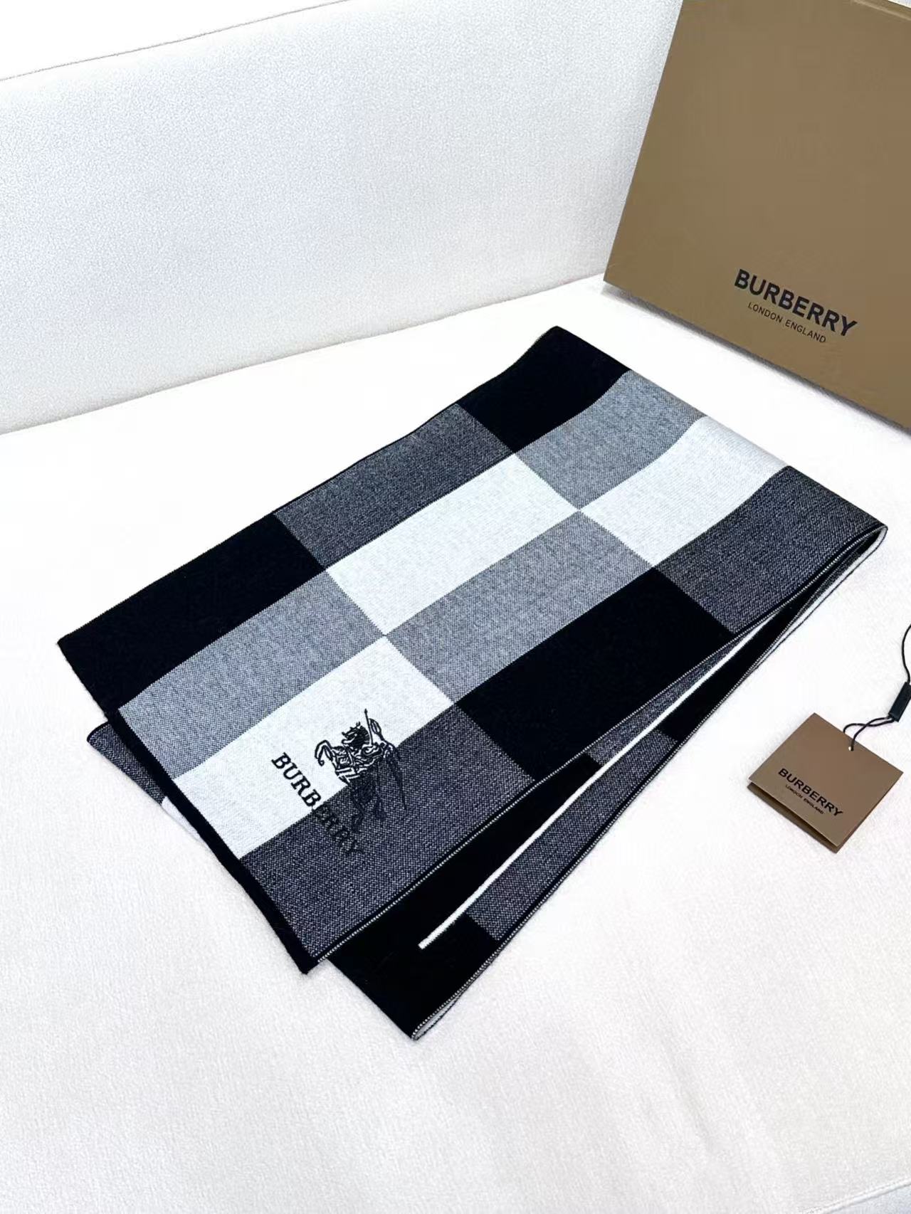 BURBERRY 26S SCARF 180CM IN CASHMERE 303180