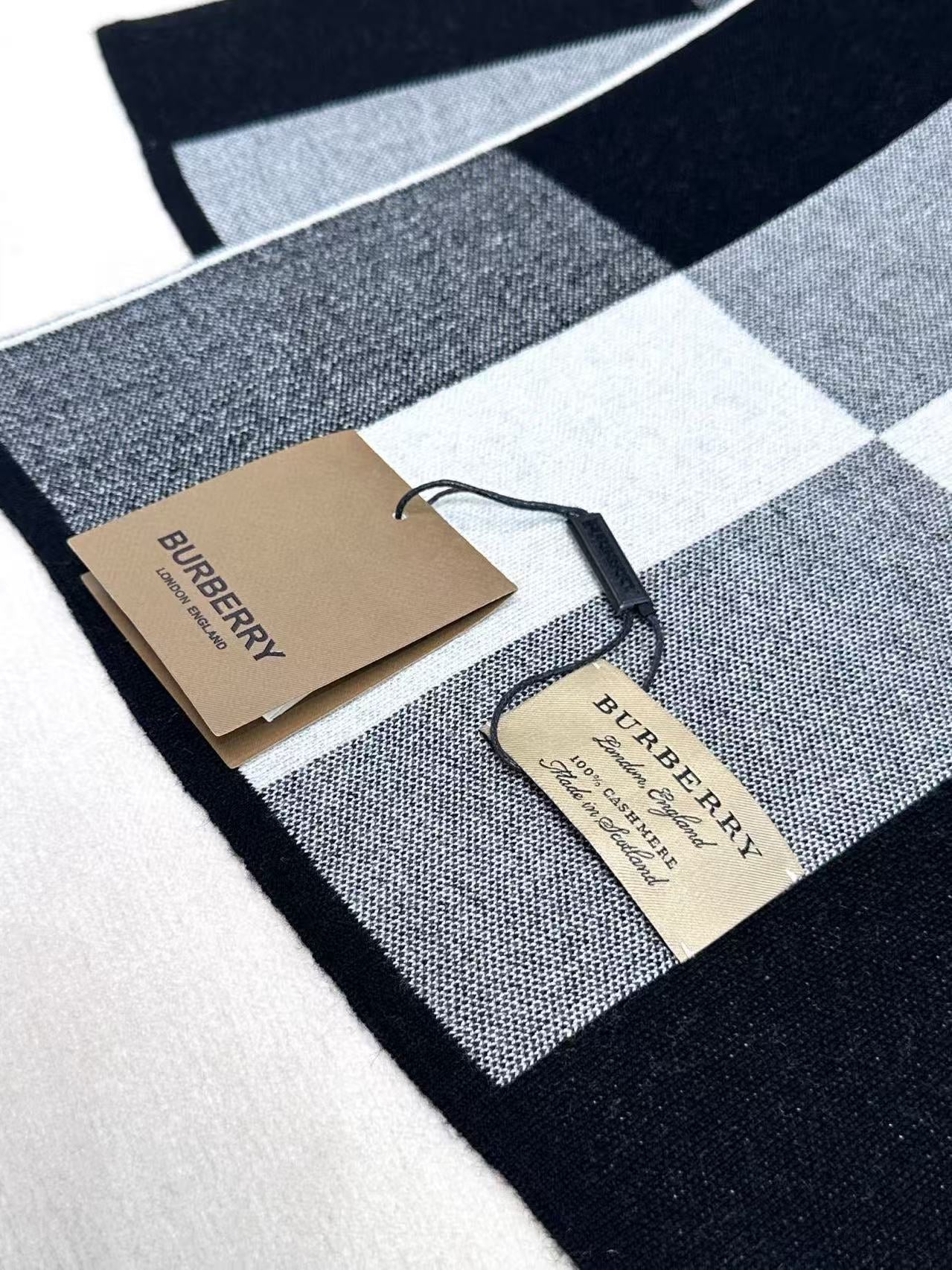 BURBERRY 26S SCARF 180CM IN CASHMERE 303180