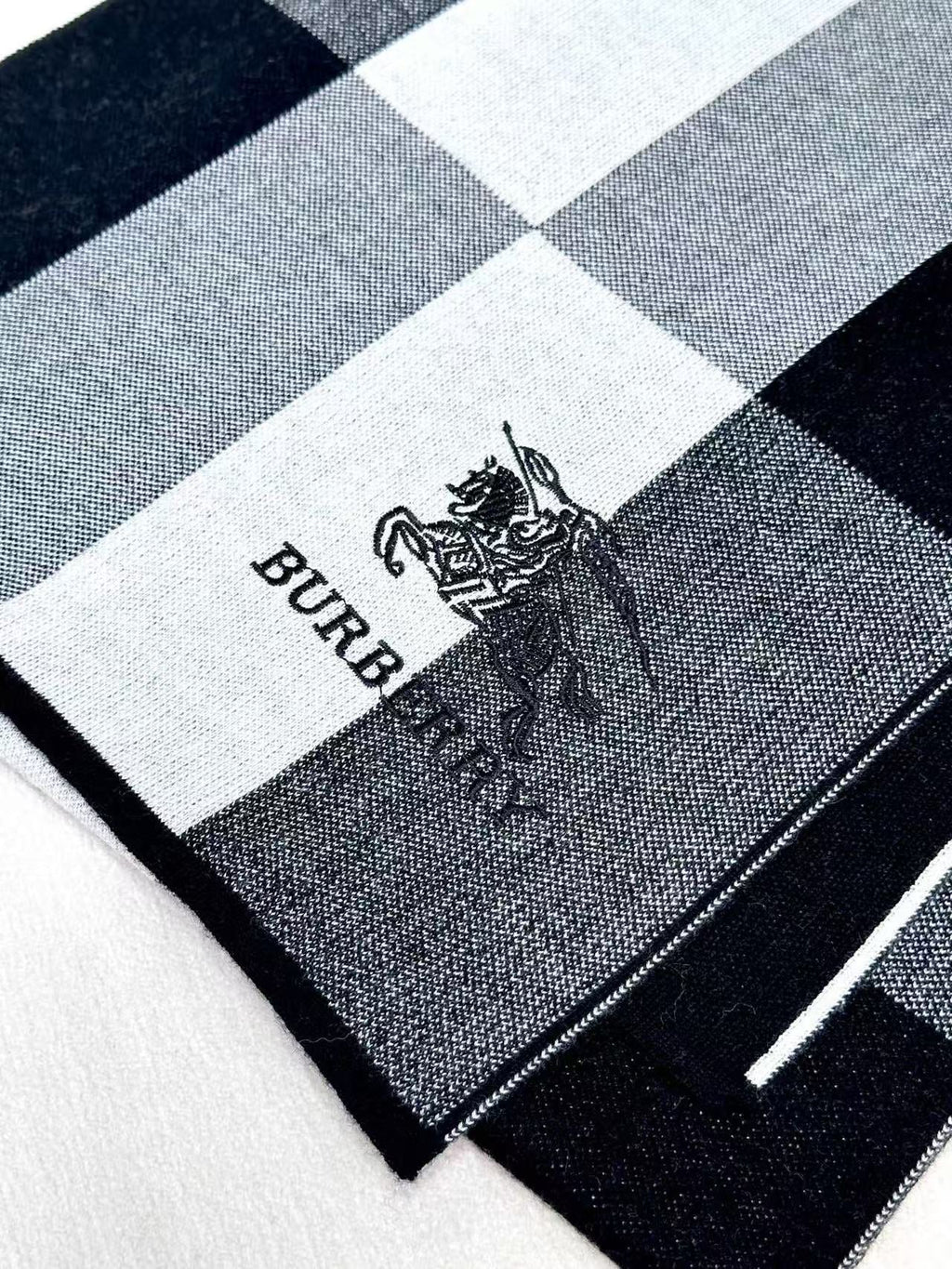 BURBERRY 26S SCARF 180CM IN CASHMERE 303180