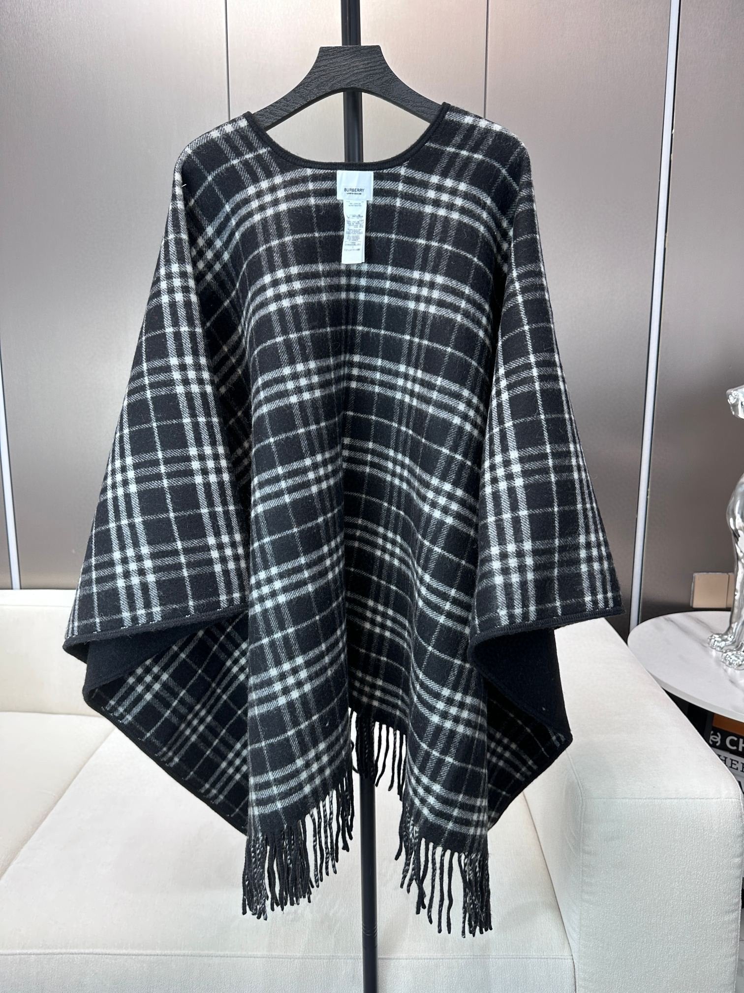 BURBERRY 26S REVERSIBLE CHECK FRINGED CAPE 150CM IN CASHMERE 309446