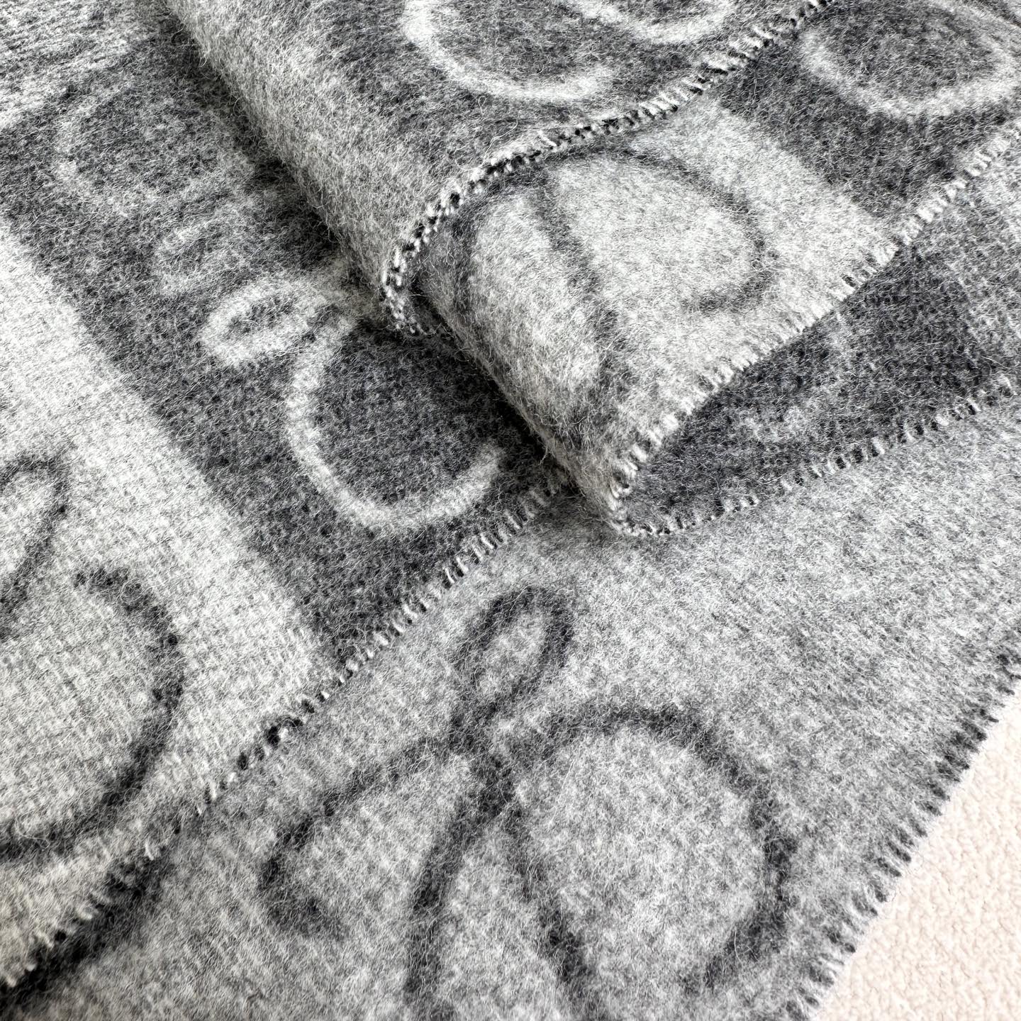 LOEWE 26S SCARF 180 IN CASHMERE WOOL 303186