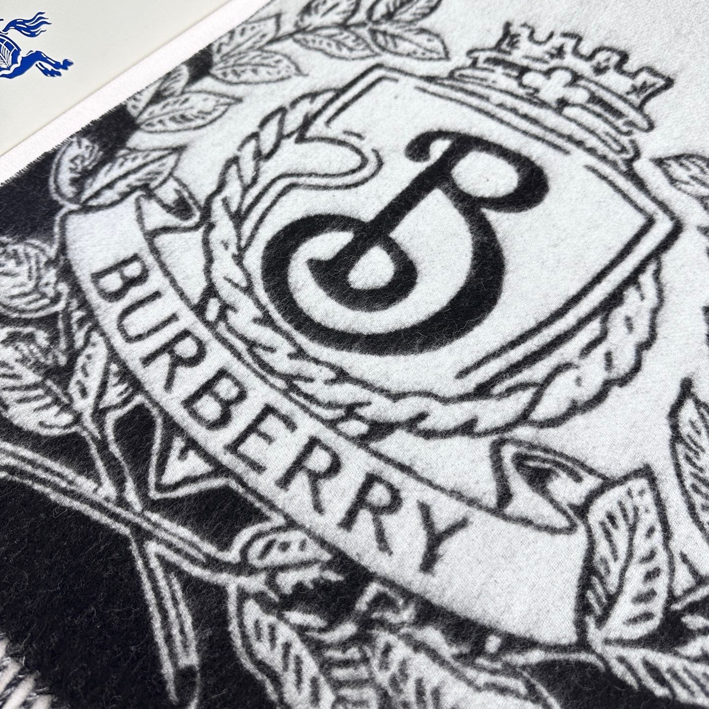 BURBERRY 26S SCARF 210CM IN CASHMERE 303182