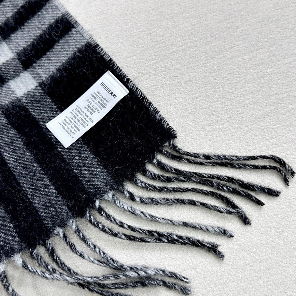 BURBERRY 26S SCARF 210CM IN CASHMERE 303182