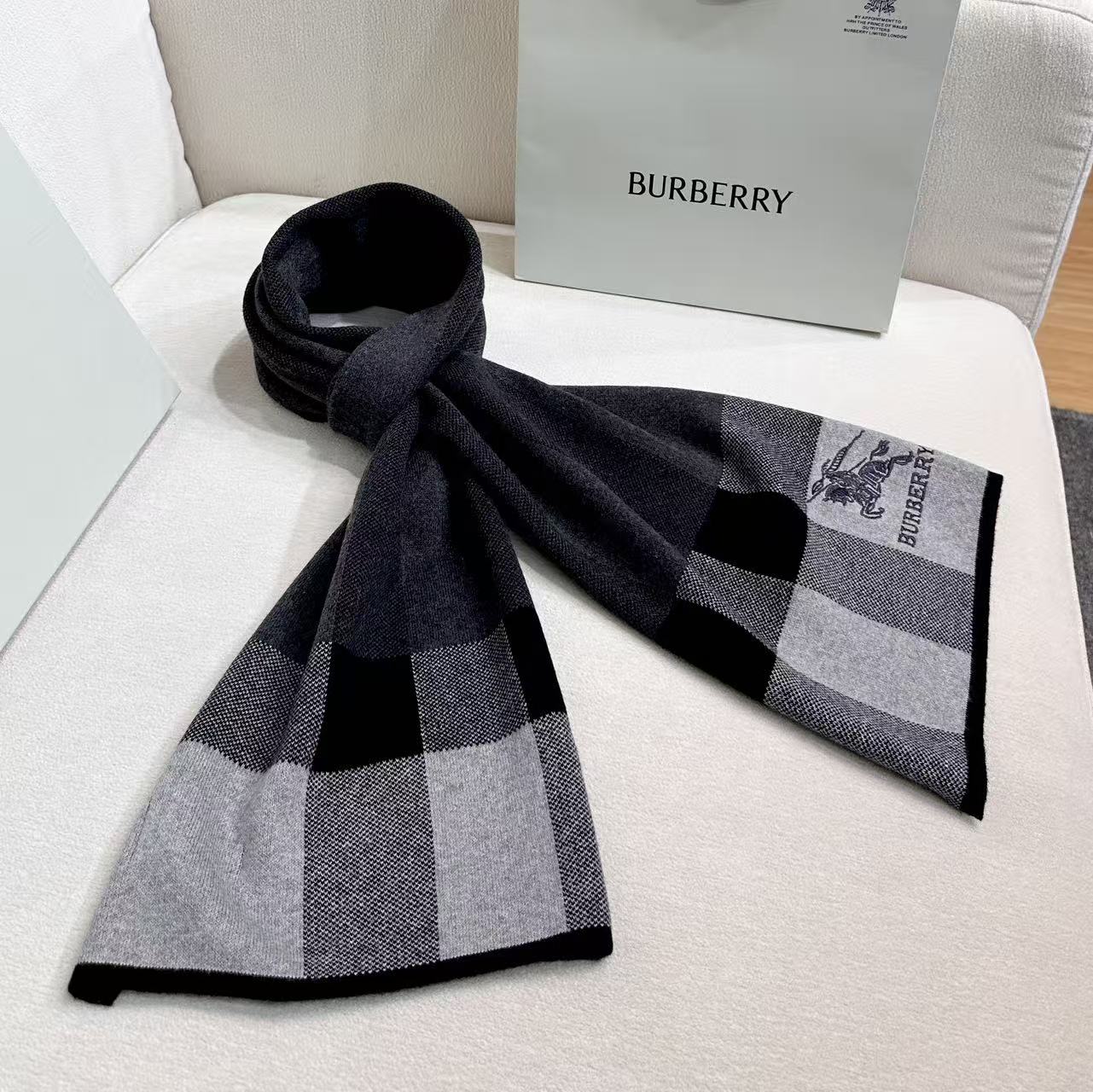 BURBERRY 26S SCARF 180CM IN CASHMERE 311832