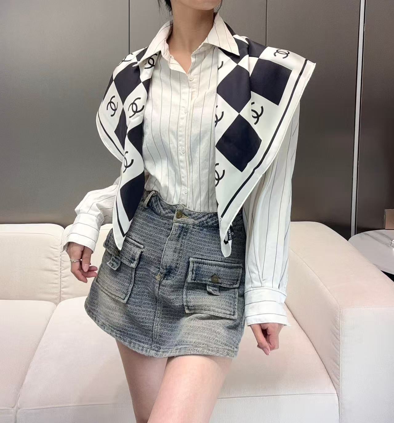 CHANEL 26S SCARF 90 IN SILK 290668