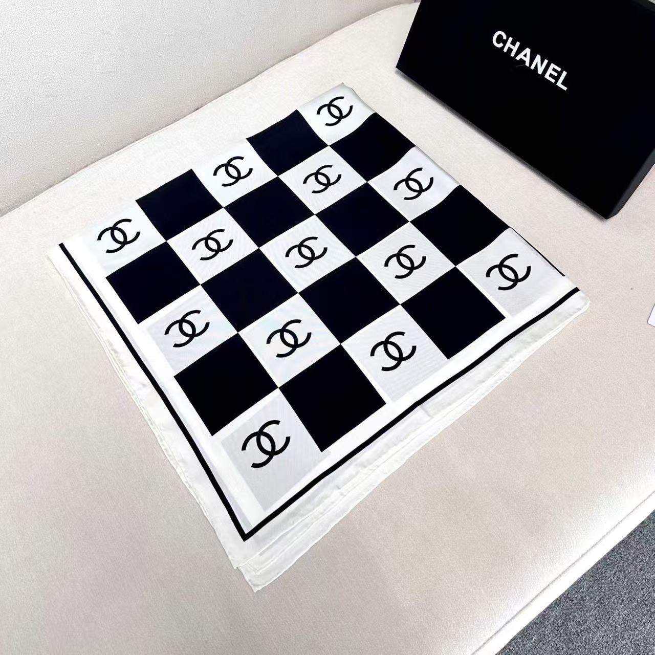 CHANEL 26S SCARF 90 IN SILK 290668