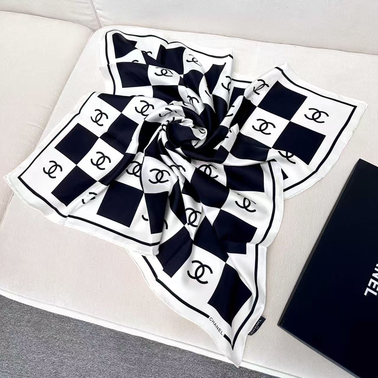 CHANEL 26S SCARF 90 IN SILK 290668