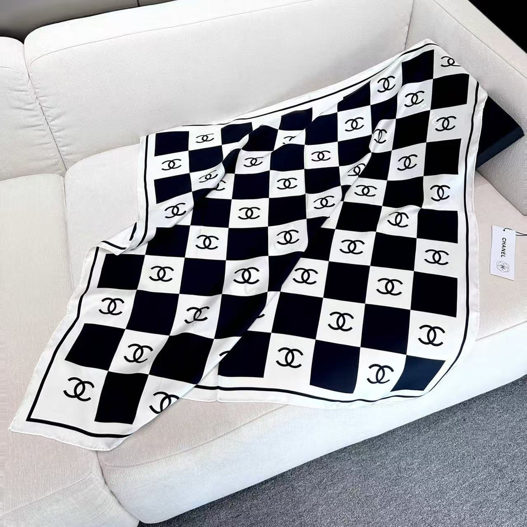 CHANEL 26S SCARF 90 IN SILK 290668
