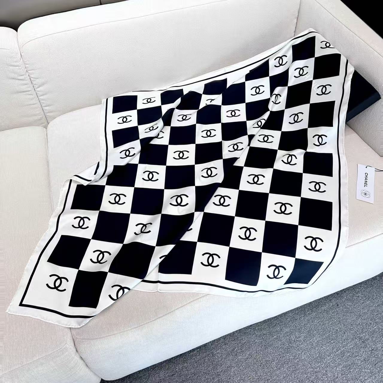 CHANEL 26S SCARF 90 IN SILK 290668