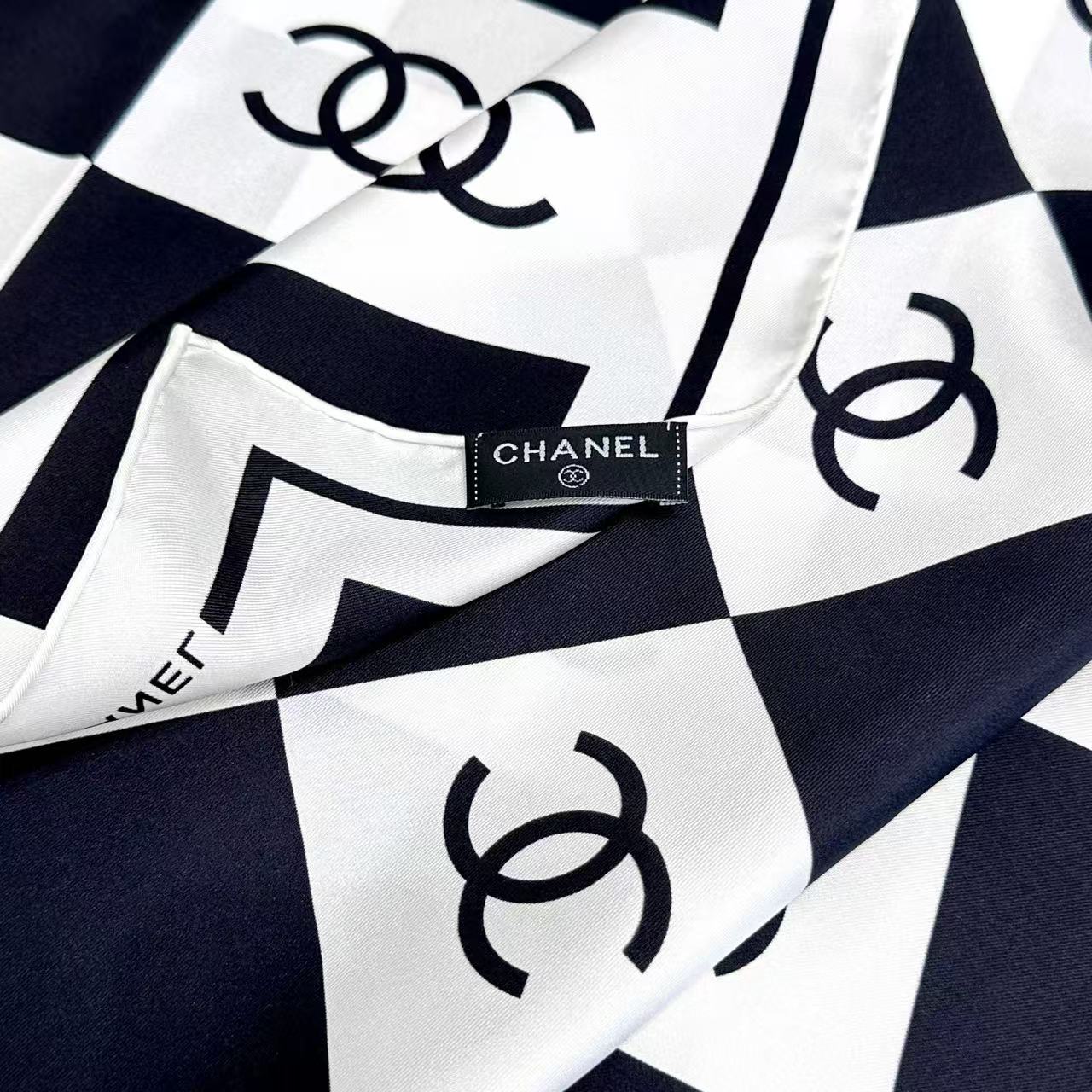 CHANEL 26S SCARF 90 IN SILK 290668