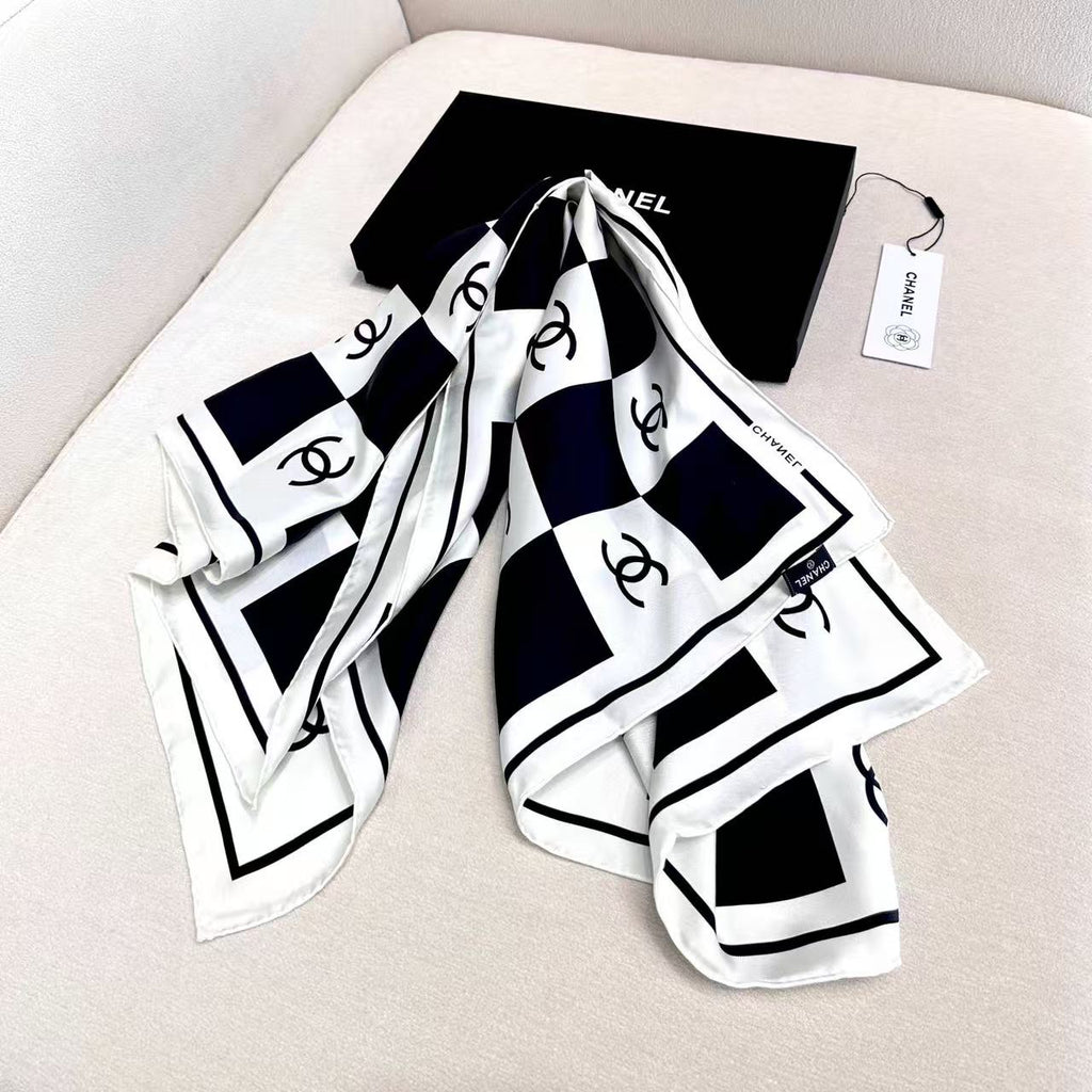 CHANEL 26S SCARF 90 IN SILK 290668