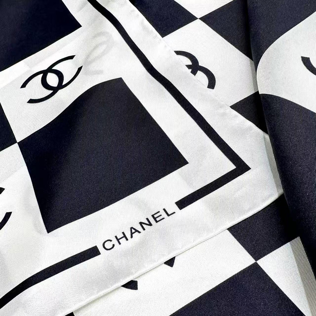 CHANEL 26S SCARF 90 IN SILK 290668