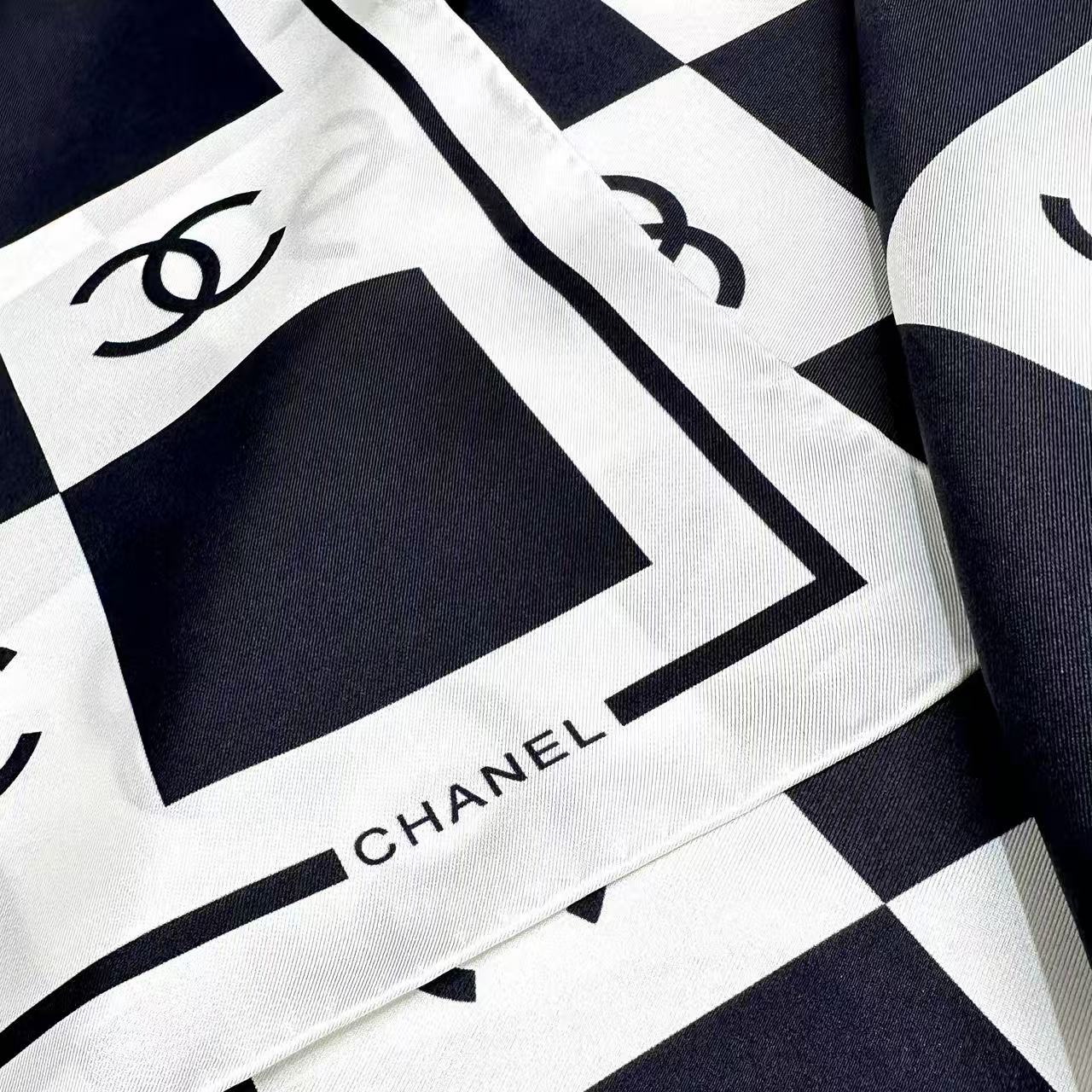 CHANEL 26S SCARF 90 IN SILK 290668
