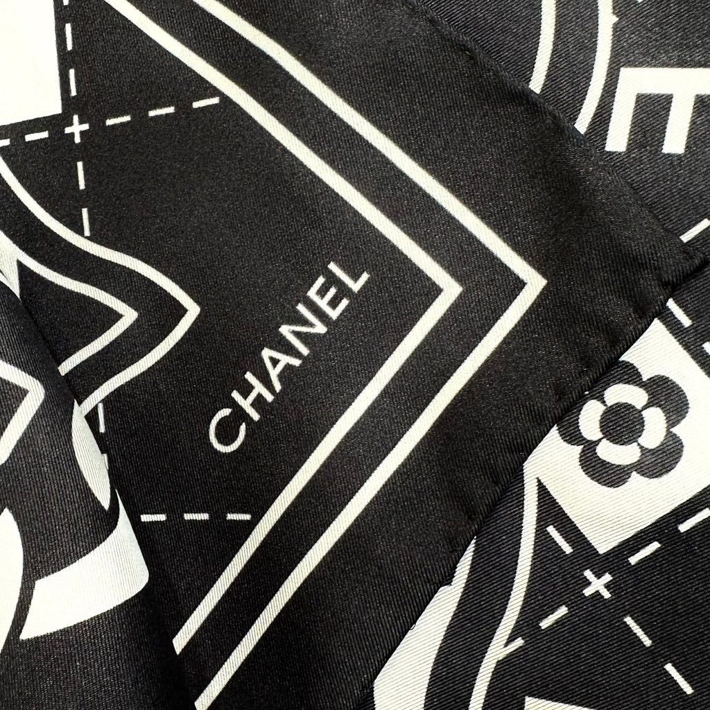 CHANEL 26S SCARF 90 IN SILK 304581