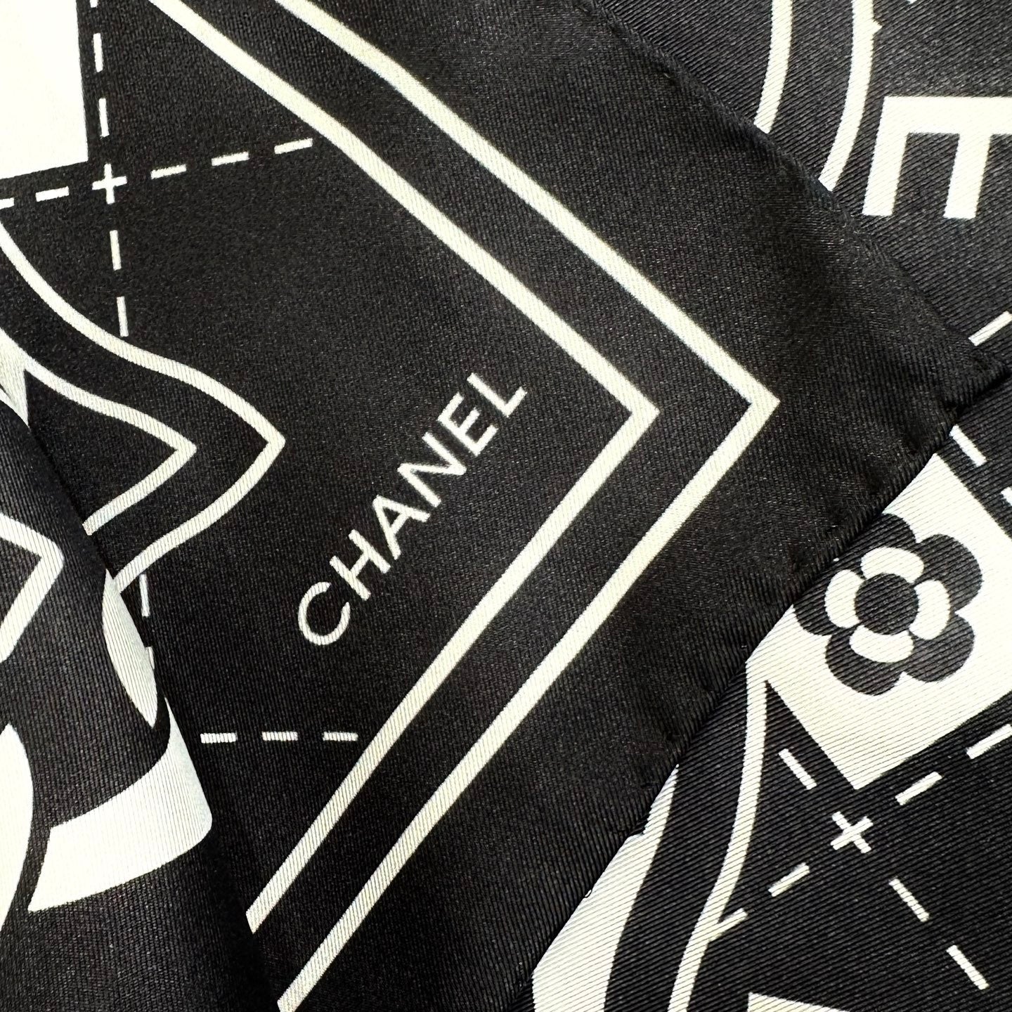 CHANEL 26S SCARF 90 IN SILK 304581