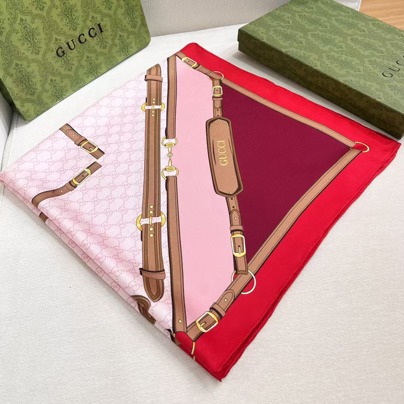 GUCCI 26S SCARF 90 IN SILK 309786