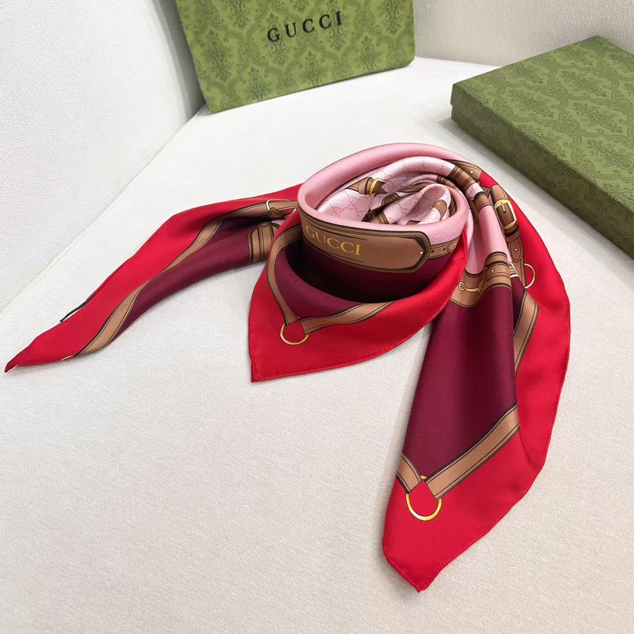 GUCCI 26S SCARF 90 IN SILK 309786