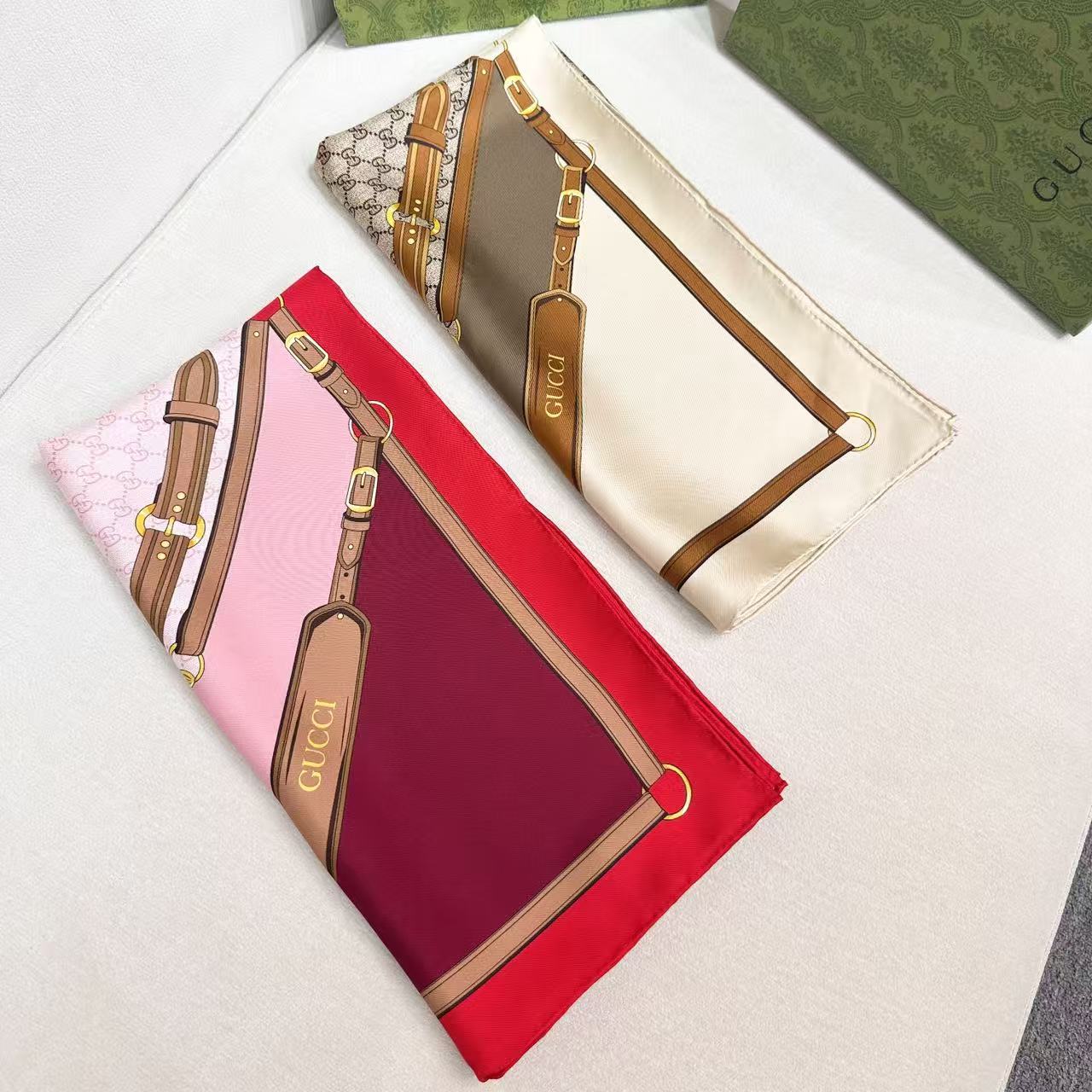 GUCCI 26S SCARF 90 IN SILK 309786