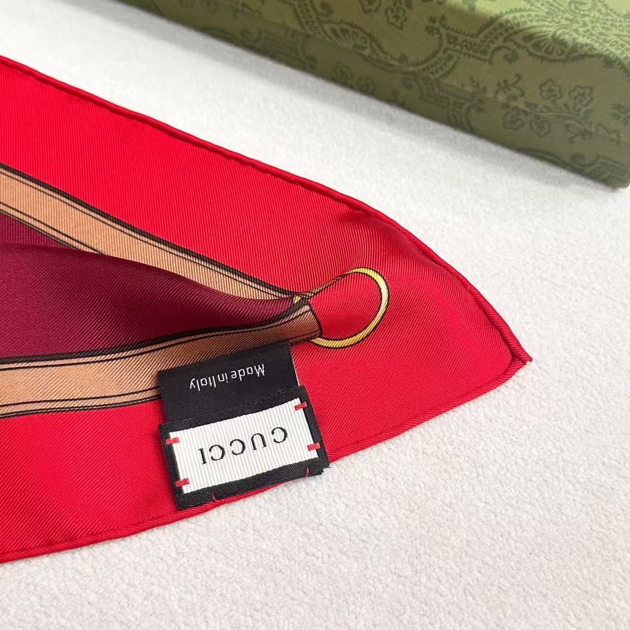 GUCCI 26S SCARF 90 IN SILK 309786