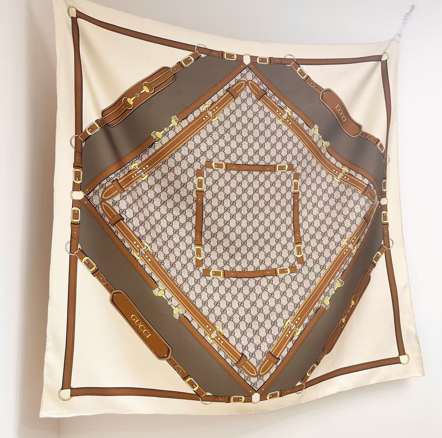 GUCCI 26S SCARF 90 IN SILK 309787