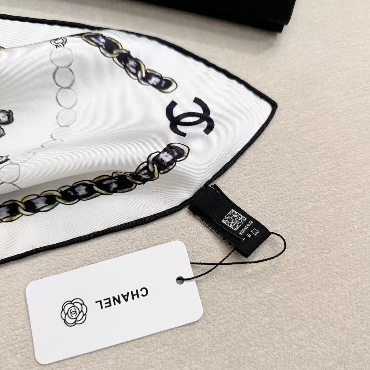 CHANEL 26S SCARF 90 IN SILK 307120