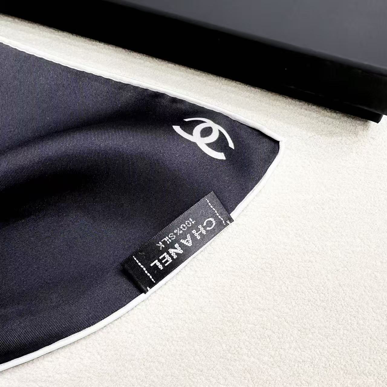 CHANEL 26S SCARF 90 IN SILK 303188