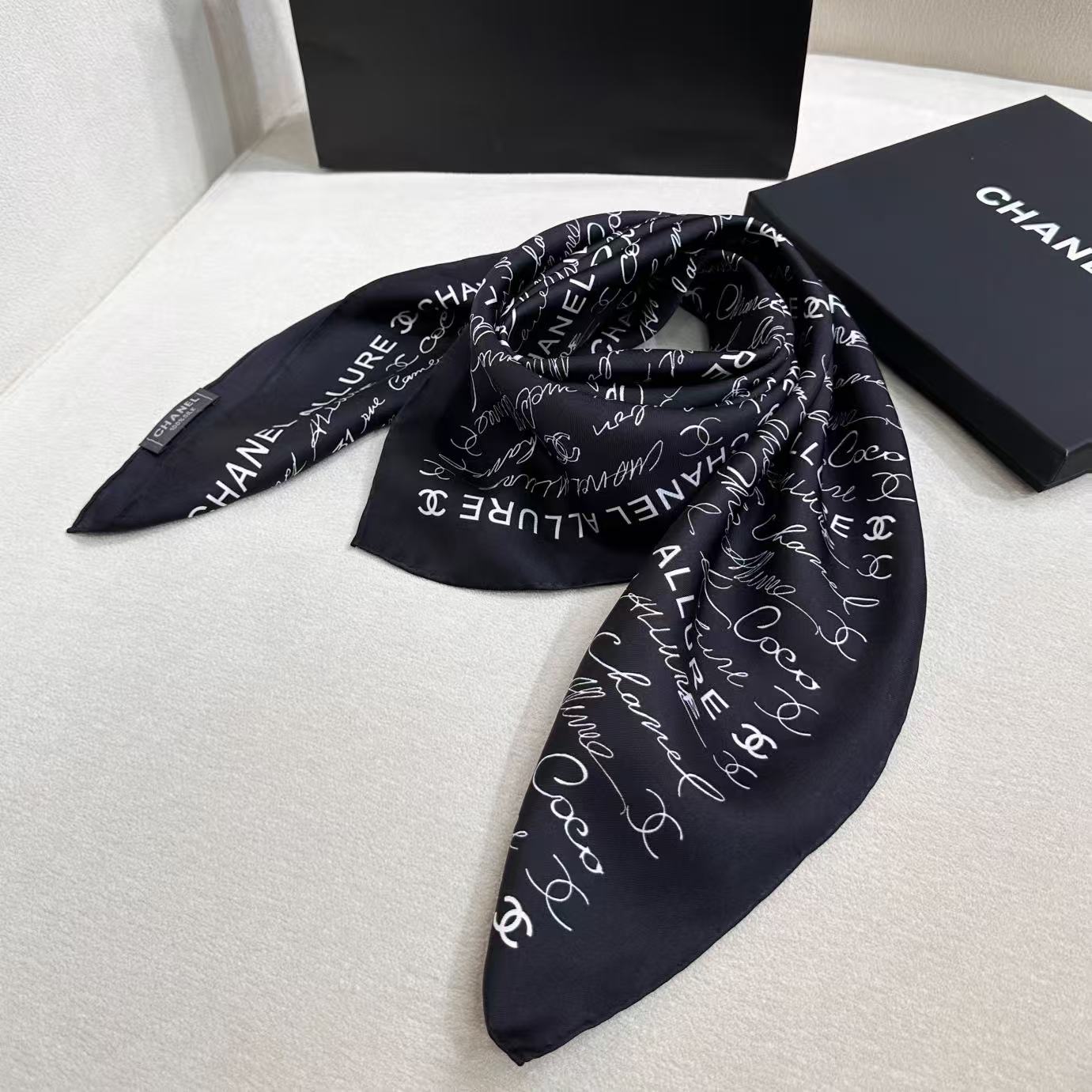 CHANEL 26S SCARF 90 IN SILK 305987