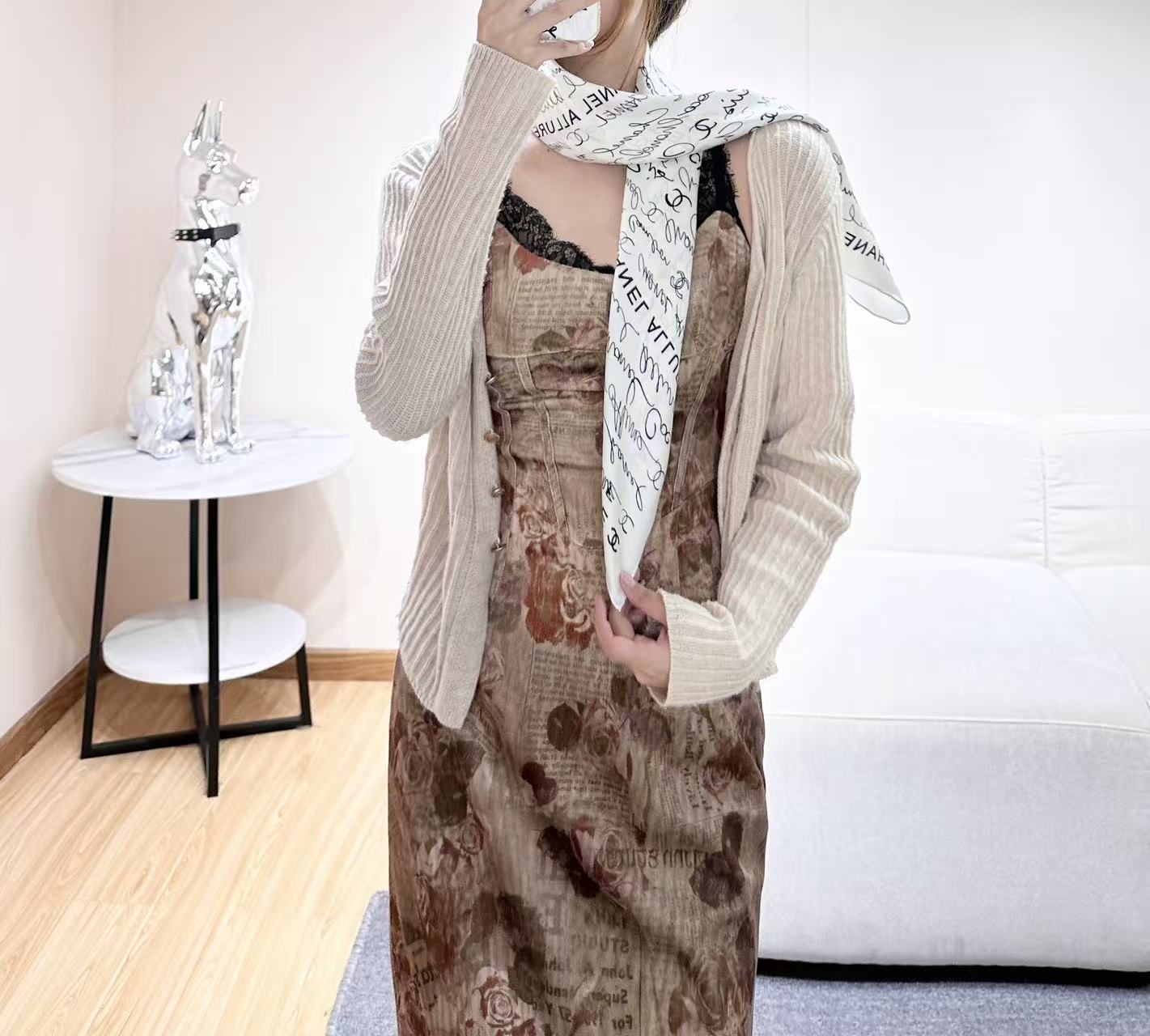 CHANEL 26S SCARF 90 IN SILK 305988
