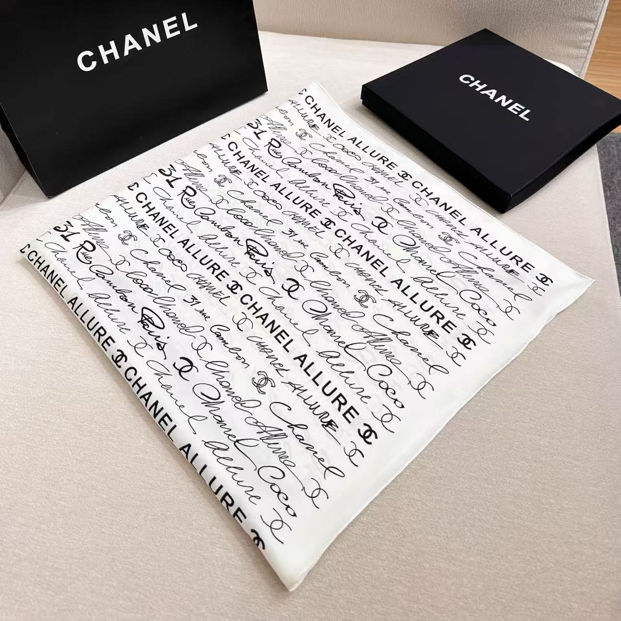 CHANEL 26S SCARF 90 IN SILK 305988