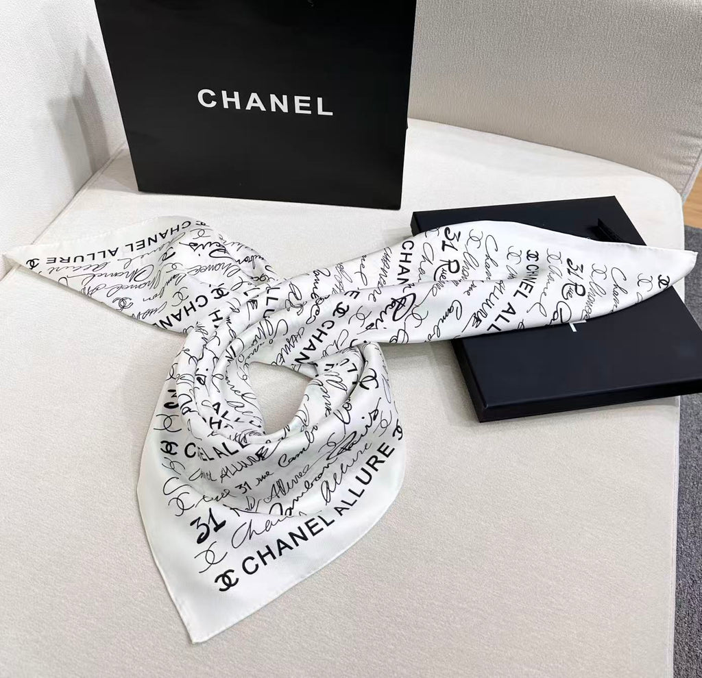 CHANEL 26S SCARF 90 IN SILK 305988