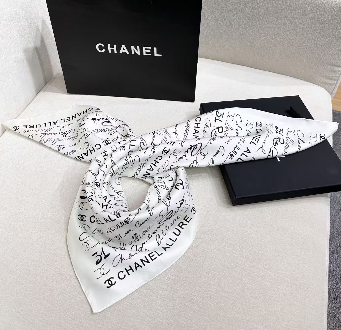 CHANEL 26S SCARF 90 IN SILK 305988