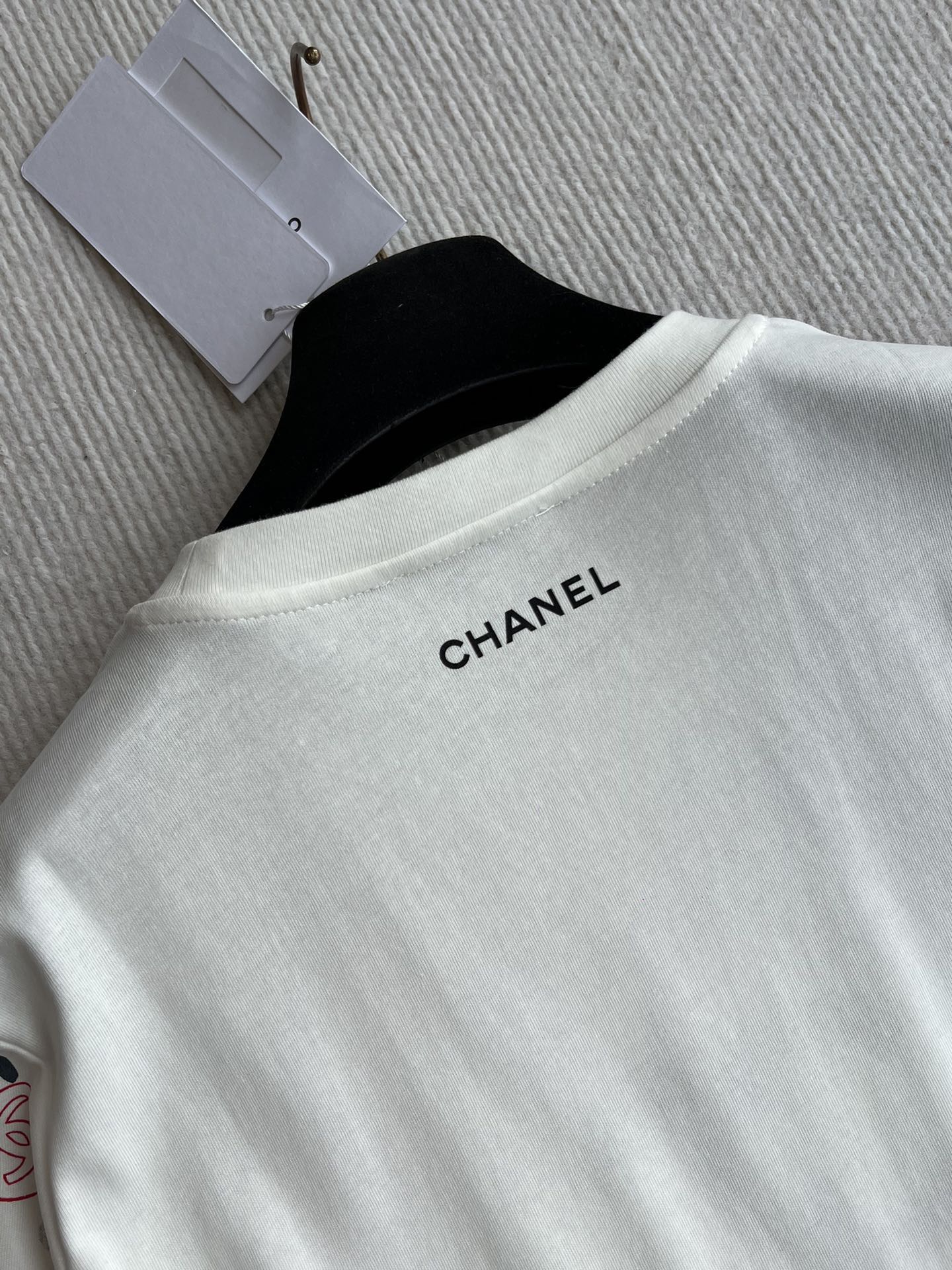 CHANEL OFF-WHITE LOGO PRINT T-SHIRT