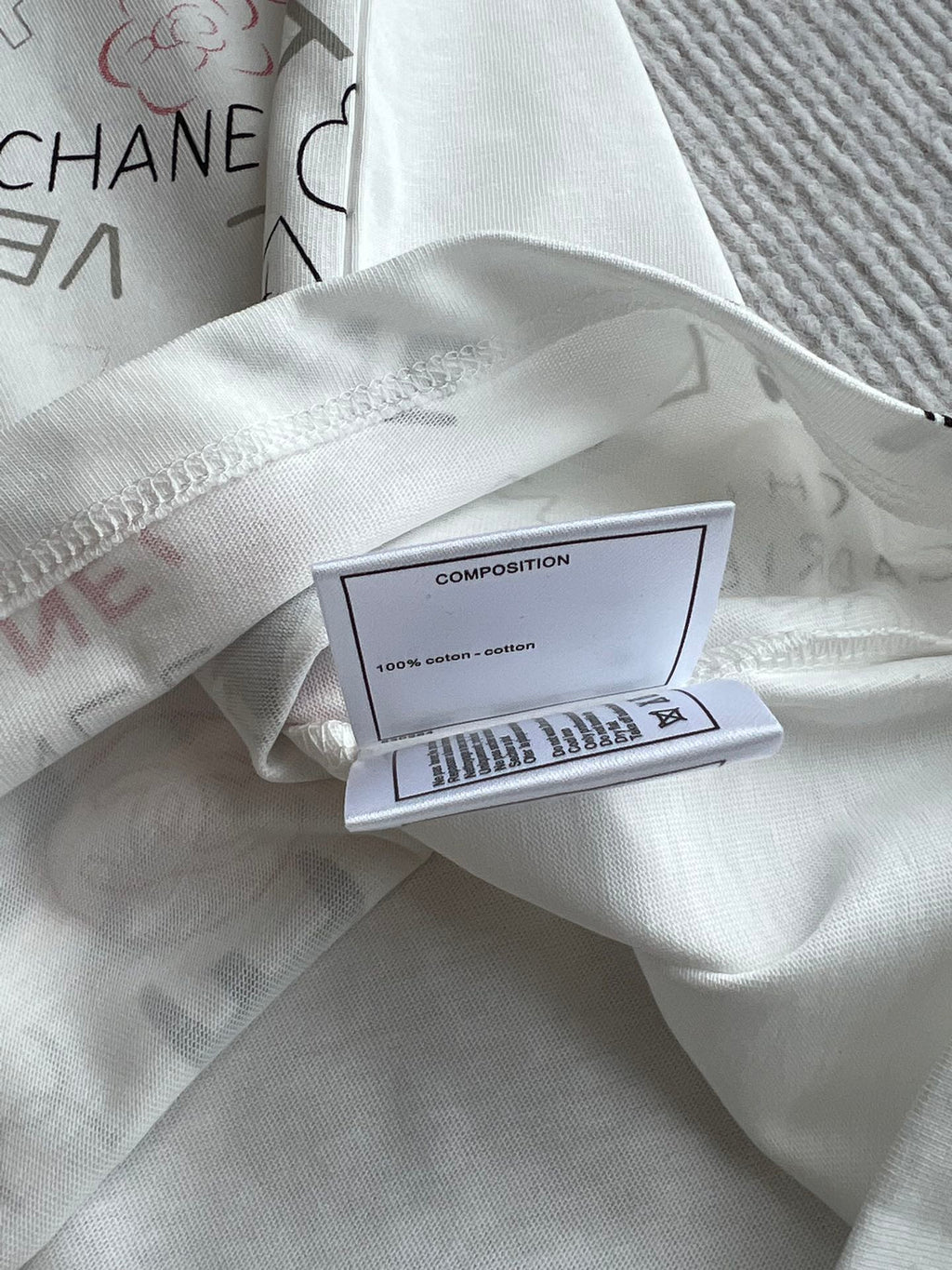 CHANEL OFF-WHITE LOGO PRINT T-SHIRT