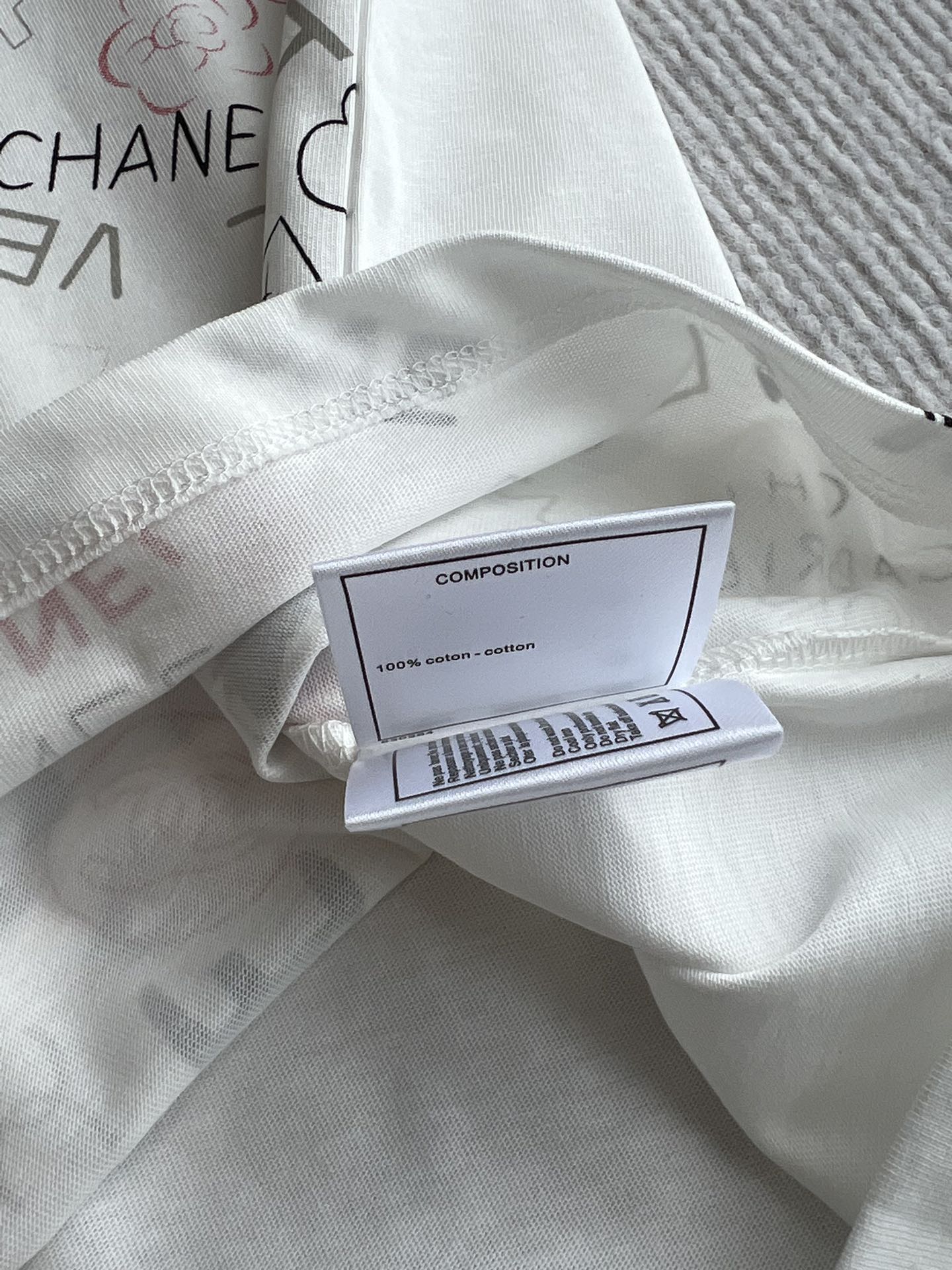 CHANEL OFF-WHITE LOGO PRINT T-SHIRT