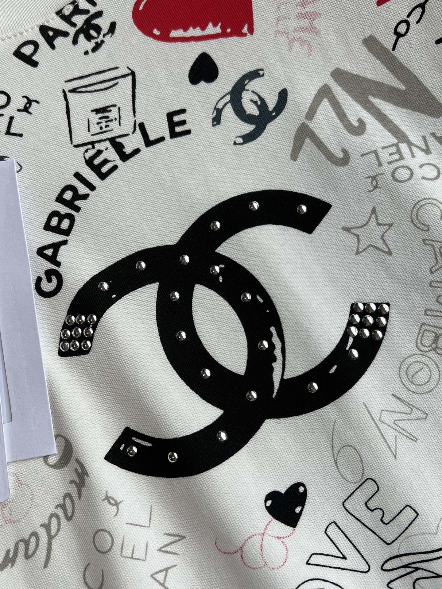 CHANEL OFF-WHITE LOGO PRINT T-SHIRT