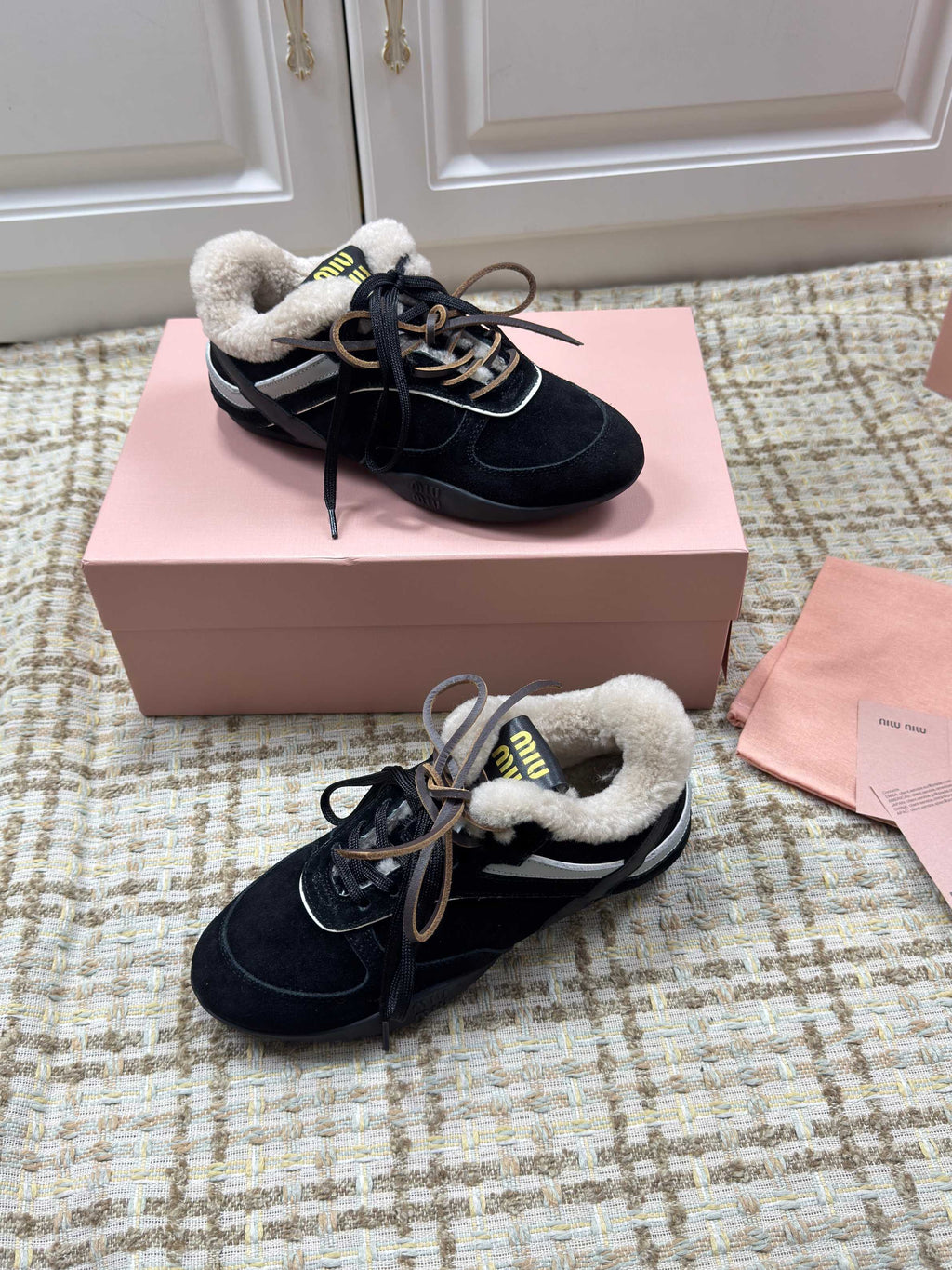 MIUMIU 26S SNEAKERS IN BLACK SUEDE AND SHEARLING