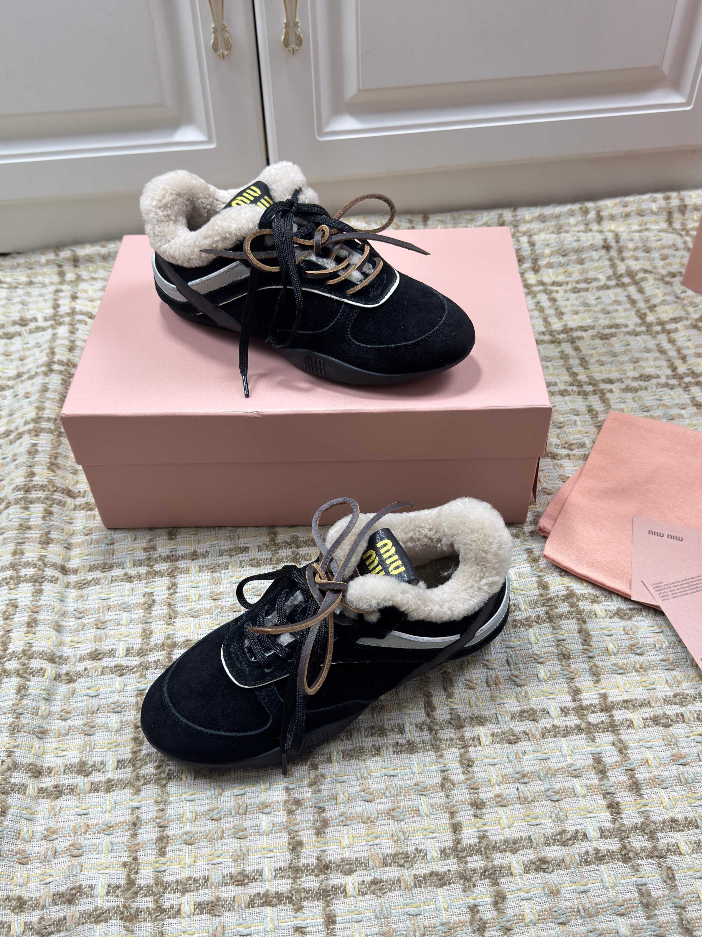 MIUMIU 26S SNEAKERS IN BLACK SUEDE AND SHEARLING