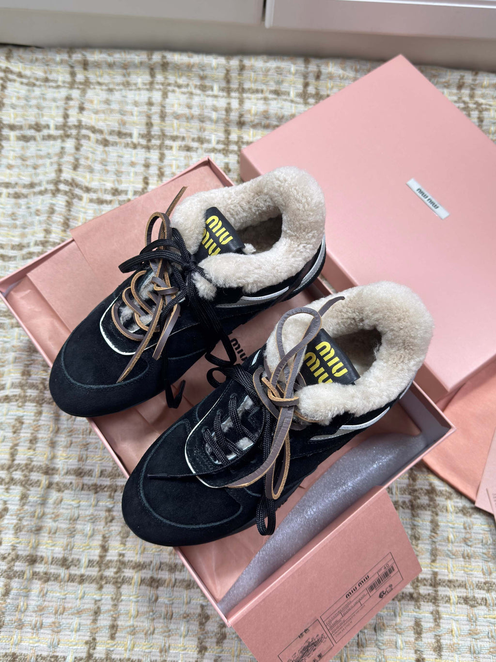 MIUMIU 26S SNEAKERS IN BLACK SUEDE AND SHEARLING